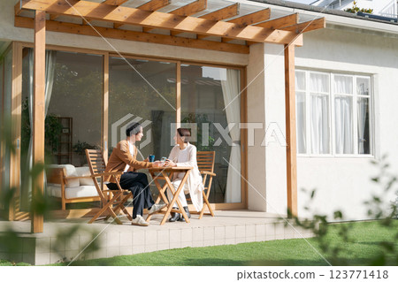 一對夫婦在寬敞的露臺上休息 123771418