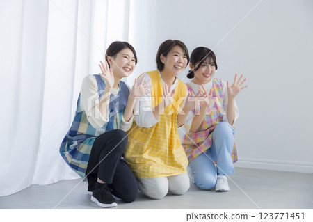 微笑的年輕托兒所老師 123771451