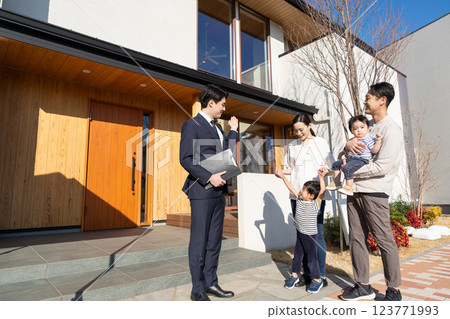 商人介紹房地產和一個年輕的家庭 123771993