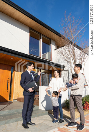 商人介紹房地產和一個年輕的家庭 123771995