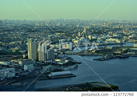 從橫濱地標塔觀景台鳥瞰港未來區和東京天際線 從橫濱地標塔觀景台鳥瞰港未來區和東京天際線 123772766