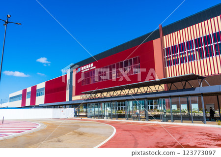 拍攝於 2025 年 3 月 | 北陸新幹線加賀溫泉站圖片 | 冬季和春季清新的藍天 | 石川旅遊圖片 | 石川縣加賀市 123773097