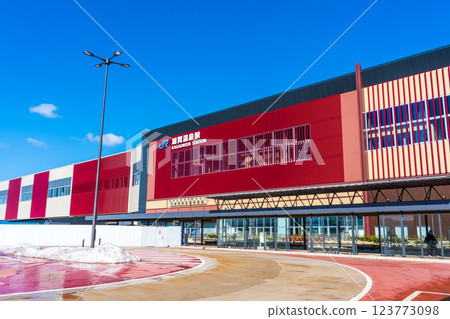 Photographed in March 2025 | Snow remaining | Image of Kaga Onsen Station on the Hokuriku Shinkansen | Blue sky | Ishikawa Tourism Image | Kaga City, Ishikawa Prefecture 123773098