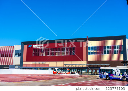 Photographed in March 2025 | Snow still remaining | Image of Kaga Onsen Station on the Hokuriku Shinkansen | Refreshing blue skies in winter and spring | Kaga City, Ishikawa Prefecture 123773103