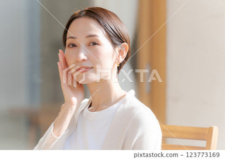 A woman in her 30s feels the moisture in her skin 123773169