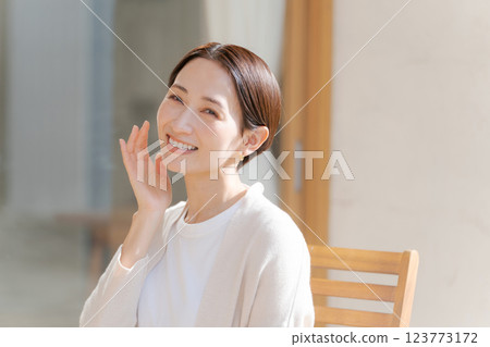 30多歲的女人覺得皮膚濕潤 123773172