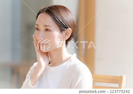 30多歲的女人覺得皮膚濕潤 30多歲的女人覺得皮膚濕潤 123773242