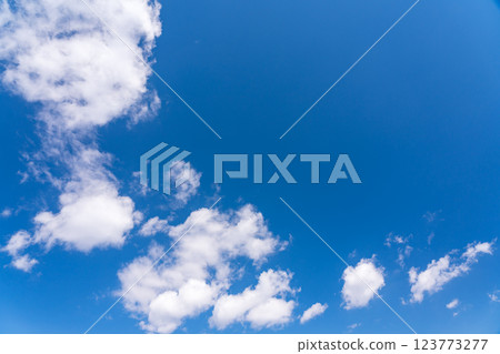 春天藍天與雲彩自由空間 春天藍天與雲彩自由空間 123773277