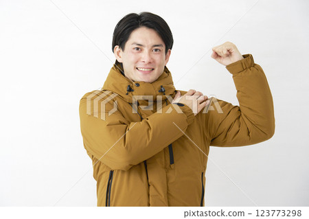 一個穿著羽絨外套的男人，有動力，白色背景 123773298