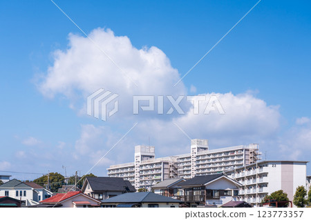 住宅區的春天藍天白雲與自由空間 住宅區的春天藍天白雲與自由空間 123773357