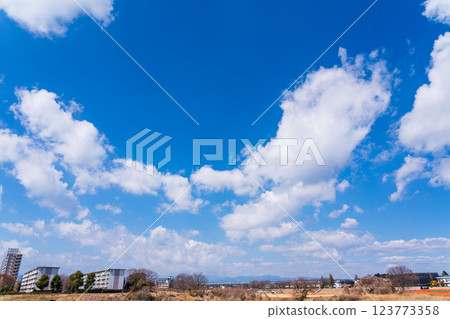 住宅區的春天藍天白雲與自由空間 住宅區的春天藍天白雲與自由空間 123773358