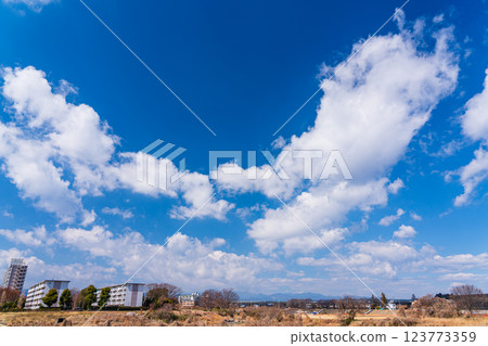 住宅區的春天藍天白雲與自由空間 住宅區的春天藍天白雲與自由空間 123773359