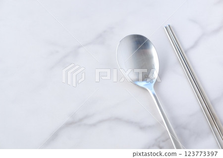 韓式不銹鋼餐具。 「Sukkara」是一把勺子，「Chokkala」是一雙筷子。 123773397