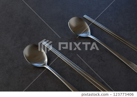 韓式不銹鋼餐具。 「Sukkara」是一把勺子，「Chokkala」是一雙筷子。 123773406