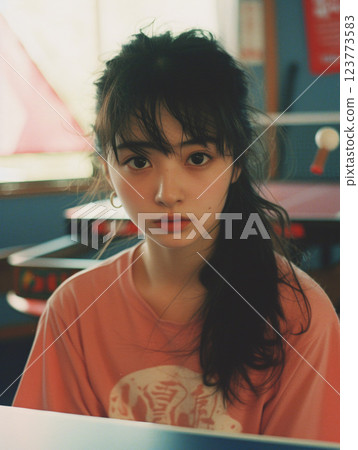 具有自然外觀的亞洲女性時尚肖像 123773583