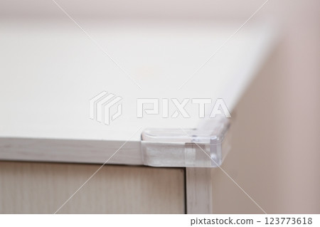 在彩盒角落貼上護角 123773618