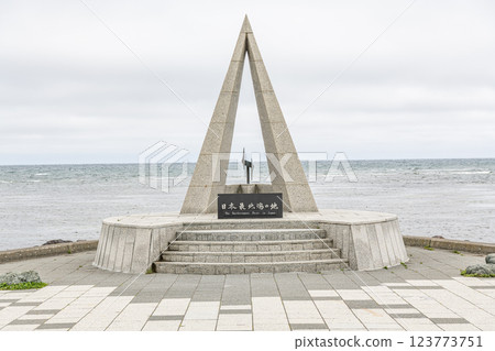 北海道稚內市,北海道的夏天,晴天的宗谷岬“日本最北點的紀念碑” 北海道稚內市,北海道的夏天,晴天的宗谷岬“日本最北點的紀念碑” 123773751