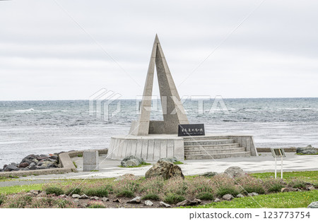 北海道稚內市，北海道的夏天，晴天的宗谷岬“日本最北點的紀念碑” 123773754