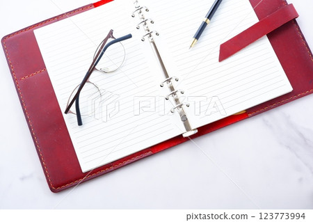 Image of a ring-type system organizer open while doing desk work 123773994