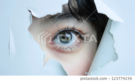 亞洲女人從破碎的背景探出頭來 亞洲女人從破碎的背景探出頭來 123774239