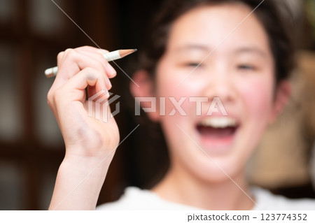 孩子的手被鉛筆弄黑了 123774352