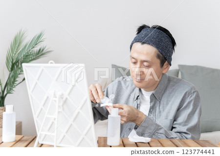 保濕中年男性皮膚乾燥保濕面部護理 保濕中年男性皮膚乾燥保濕面部護理 123774441
