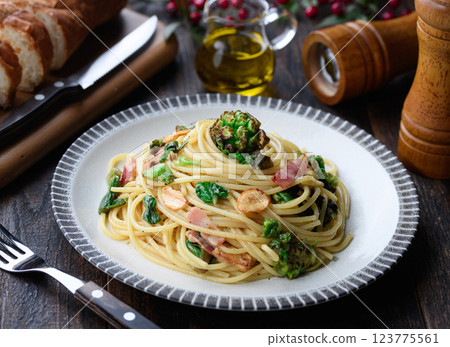 Butterbur and bacon pasta 123775561