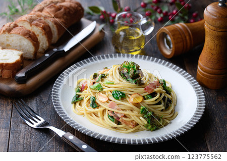 Butterbur and bacon pasta 123775562