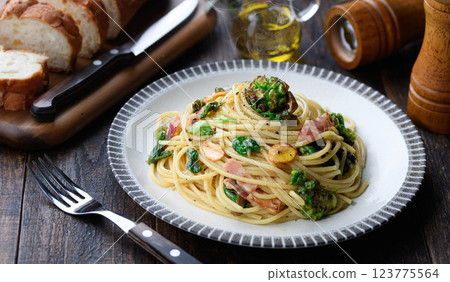 Butterbur and bacon pasta 123775564