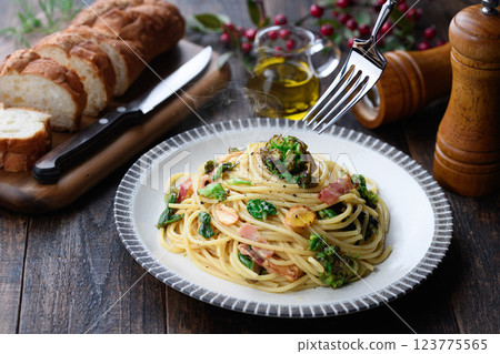 Butterbur and bacon pasta 123775565