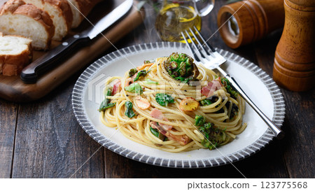 Butterbur and bacon pasta 123775568