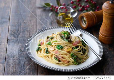 Butterbur and bacon pasta 123775569