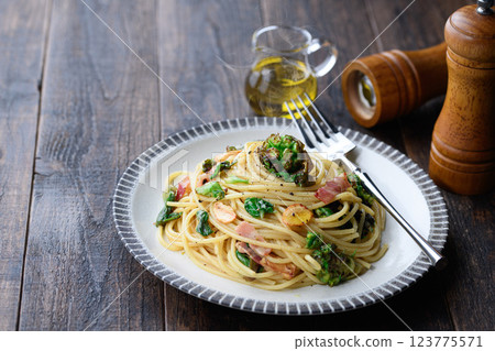 Butterbur and bacon pasta 123775571