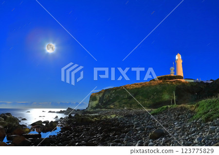 [Chiba] Inubosaki Lighthouse and Moonlight 123775829