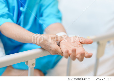 Elderly Patient  Woman having wrist pain in hospital, muscle ache due to Carpal Tunnel Syndrome, De Quervain s tenosynovitis, rheumatoid, arthritis, gout, Parkinson disease and ergonomic healthcare 123775948