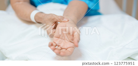 Elderly Patient Woman having wrist pain in hospital, muscle ache due to Carpal Tunnel Syndrome, De Quervain s tenosynovitis, rheumatoid, arthritis, gout, Parkinson disease and ergonomic healthcare Elderly Patient Woman having wrist pain in hospital, muscle ache due to Carpal Tunnel Syndrome, De Quervain s tenosynovitis, rheumatoid, arthritis, gout, Parkinson disease and ergonomic healthcare 123775951