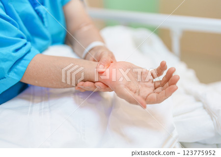 Elderly Patient Woman having wrist pain in hospital, muscle ache due to Carpal Tunnel Syndrome, De Quervain s tenosynovitis, rheumatoid, arthritis, gout, Parkinson disease and ergonomic healthcare Elderly Patient Woman having wrist pain in hospital, muscle ache due to Carpal Tunnel Syndrome, De Quervain s tenosynovitis, rheumatoid, arthritis, gout, Parkinson disease and ergonomic healthcare 123775952