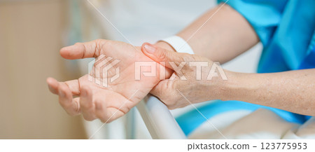 Elderly Patient Woman having wrist pain in hospital, muscle ache due to Carpal Tunnel Syndrome, De Quervain s tenosynovitis, rheumatoid, arthritis, gout, Parkinson disease and ergonomic healthcare 123775953