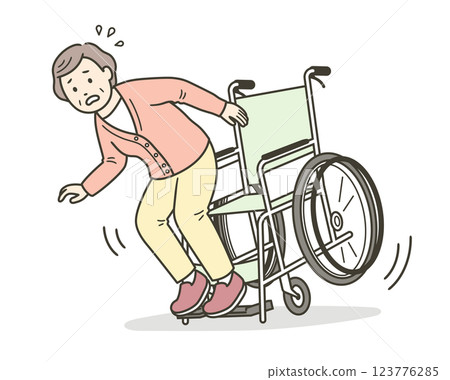 一位老婦人從輪椅上站起來,差點摔倒 一位老婦人從輪椅上站起來,差點摔倒 123776285