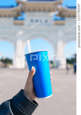woman hand holding Pearl bubble milk tea glasses. traveler at National Chiang Kai shek Memorial, a famous beverages in Taipei, Taiwan woman hand holding Pearl bubble milk tea glasses. traveler at National Chiang Kai shek Memorial, a famous beverages in Taipei, Taiwan 123776397