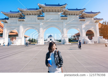 woman hand holding Pearl bubble milk tea glasses. traveler at National Chiang Kai shek Memorial, a famous beverages in Taipei, Taiwan woman hand holding Pearl bubble milk tea glasses. traveler at National Chiang Kai shek Memorial, a famous beverages in Taipei, Taiwan 123776398