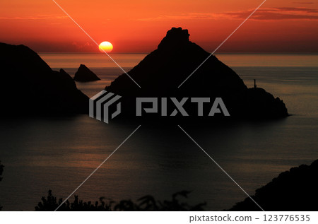 在岸上的日落 123776535