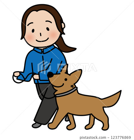 一隻豎起耳朵的狗正在和一位女性訓犬師練習跟隨行走 123776869