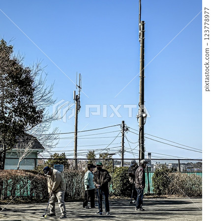 陽光明媚的早晨,老人在公園裡享受一場盛大的高爾夫球賽 陽光明媚的早晨,老人在公園裡享受一場盛大的高爾夫球賽 123778977