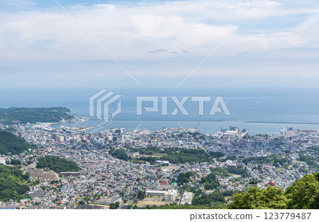 北海道小樽市 夏季北海道小樽城市景觀,從小樽天狗山第一觀景台看到的熱門旅遊目的地 北海道小樽市 夏季北海道小樽城市景觀,從小樽天狗山第一觀景台看到的熱門旅遊目的地 123779487