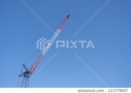 藍藍的天空和建築工地上的起重機 123779687