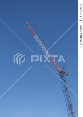 藍藍的天空和建築工地上的起重機 123779691