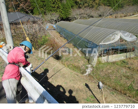 A mannequin wearing a helmet and fishing found in Oguni Town, Aso District, Kumamoto Prefecture 123779710