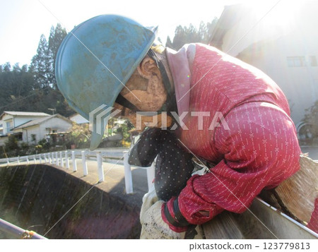 熊本縣阿蘇郡小國町發現戴著頭盔釣魚的人體模型 123779813