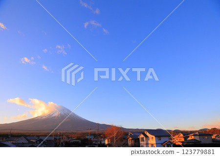 山梨縣富士河口湖町的日出和富士山 山梨縣富士河口湖町的日出和富士山 123779881